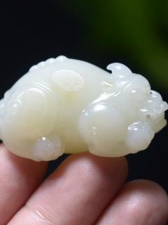 36.6g 新疆和田洒金皮油糯老熟白玉籽料貔貅挂件