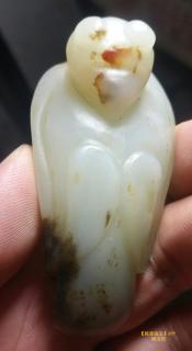 颜色与和田玉籽料相似的俄罗斯山料吊坠,值钱吗?