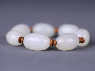 旧藏 老和田玉手串 共7颗 规格:2.6*1.75cm,重85.9克